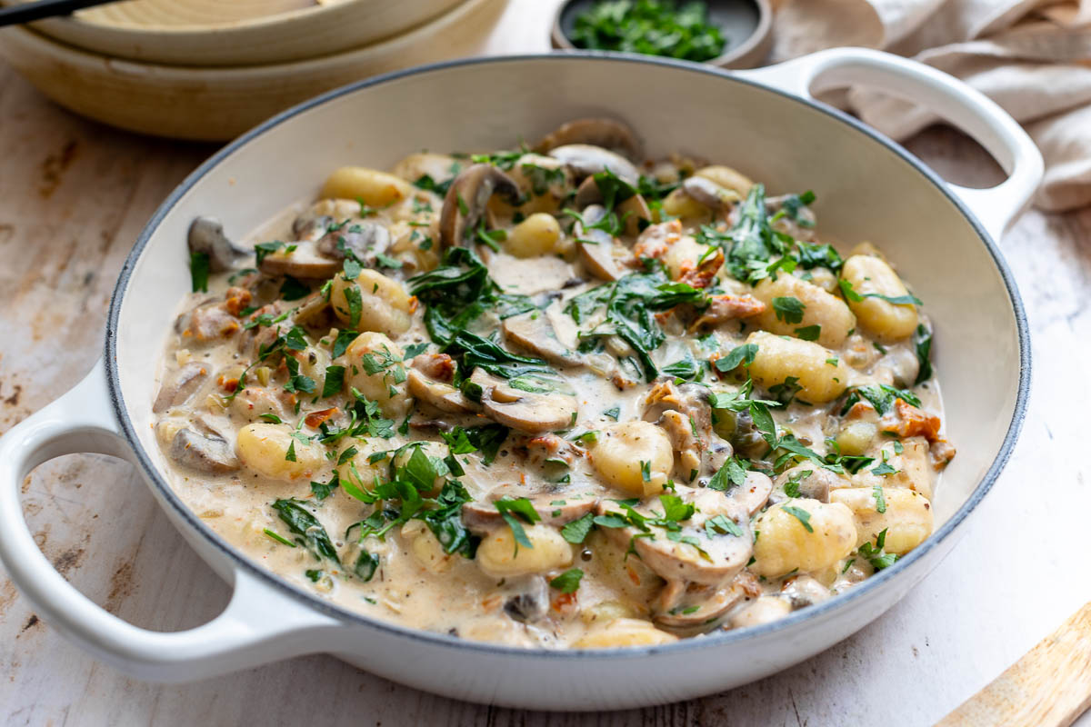 Cremige Gnocchi-Pilz-Pfanne Rezept mit Spinat und Crème Fraîche