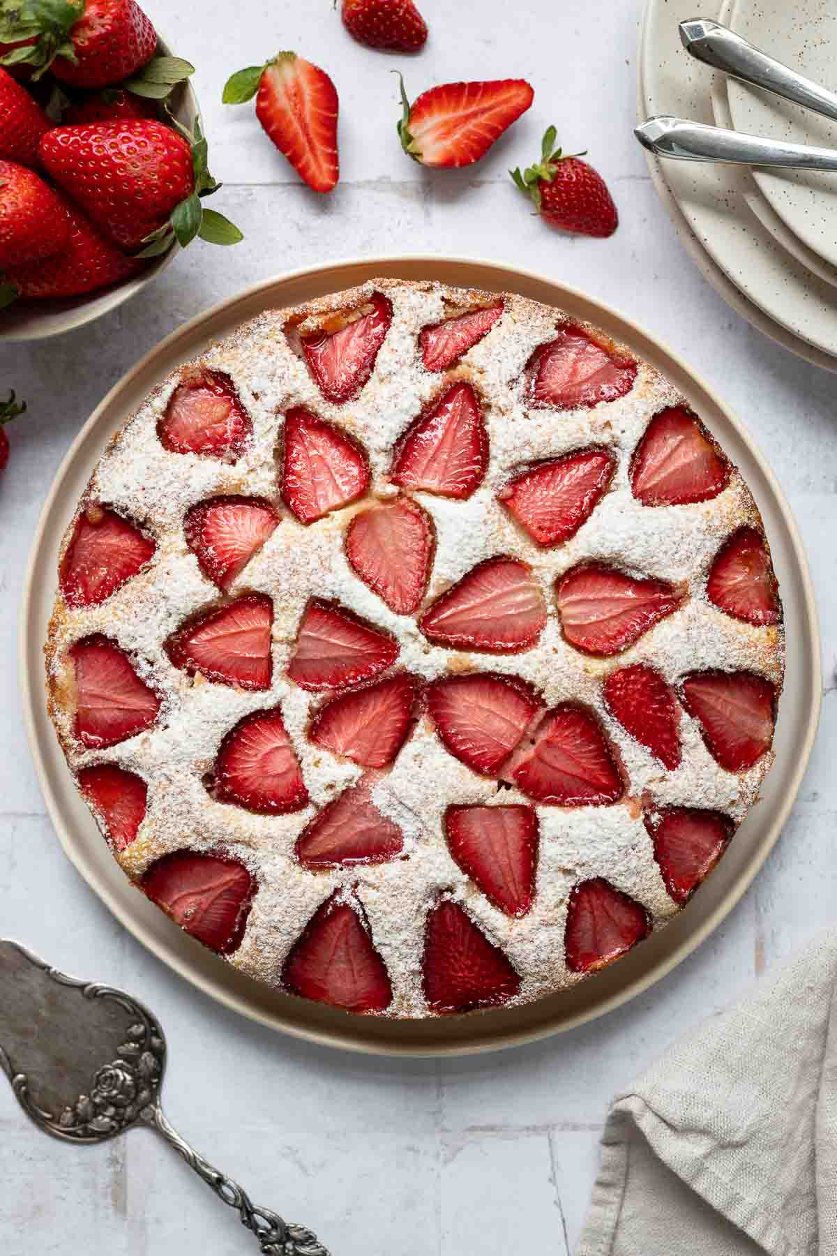 Erdbeerkuchen Rezept mit Mandeln und Puderzucker