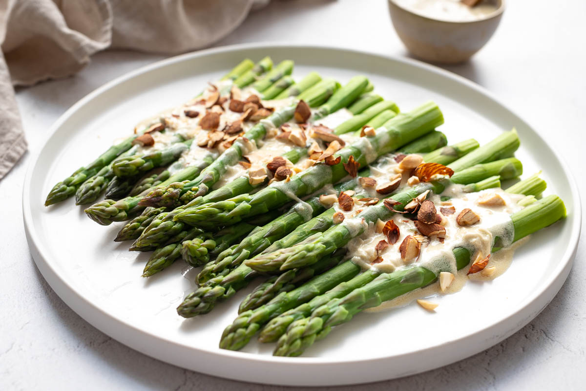 Grüner Spargel mit Lemon Bagna Càuda Sauce