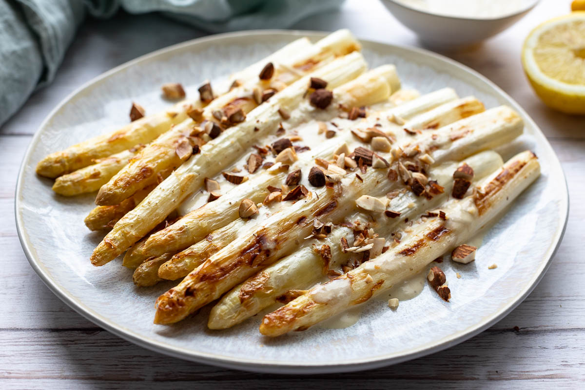 Weißer Spargel mit Lemon Bagna Càuda Sauce
