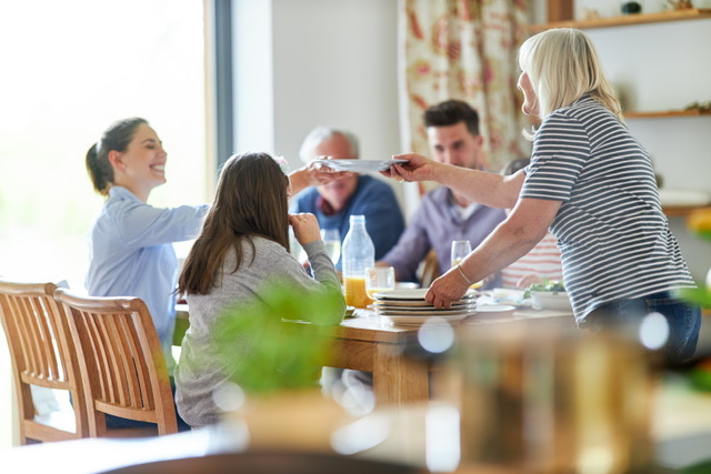 Gemeinsames Essen fördert die soziale Kompetenz des Kindes.