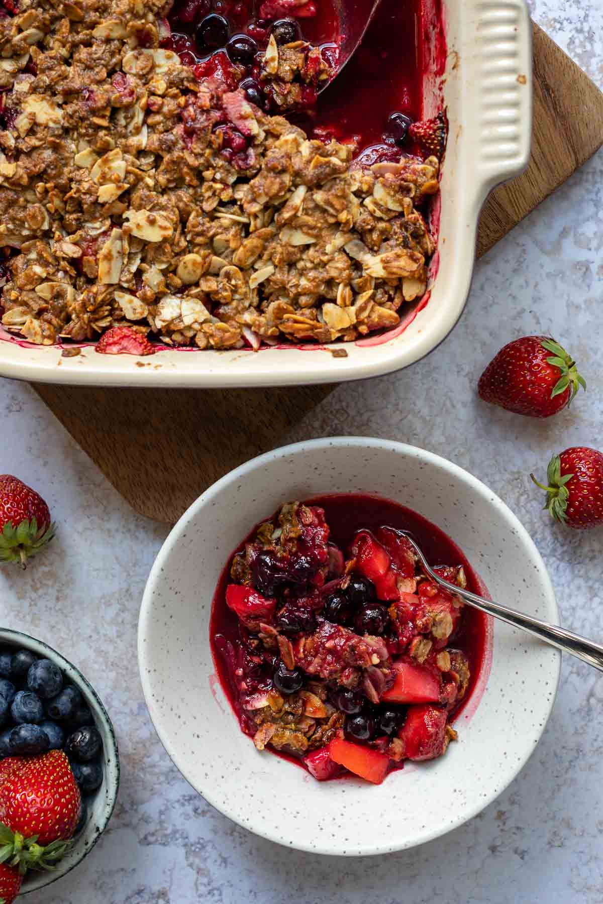 Beeren-Crumble mit Haferflocken und Mandeln Rezept