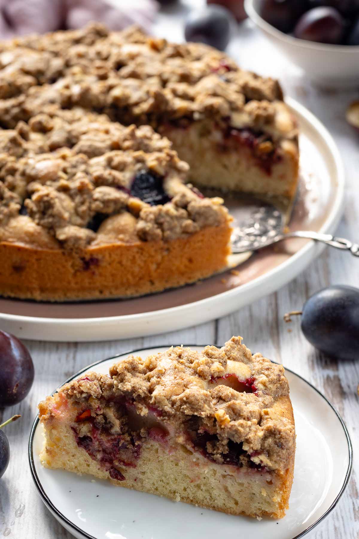Streuselkuchen mit Zwetschgen auf Teller