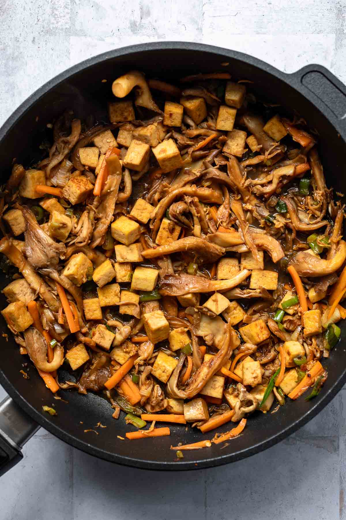 veganes Pilz Bulgogi (Koreanisches BBQ) in die Pfanne