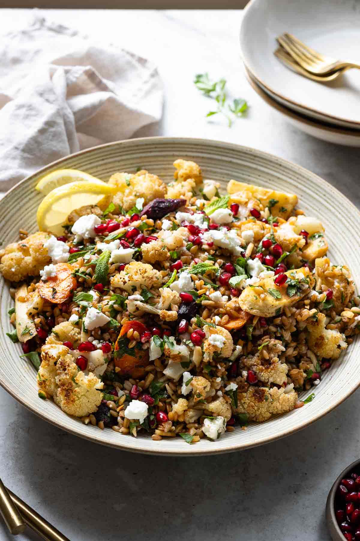 Orientalischer Farro Salat Rezept mit Röstgemüse