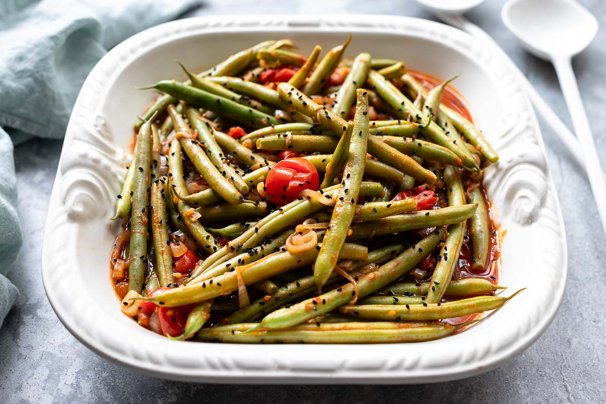Grüne Bohnen Pfanne Rezept mit Tomaten (Loubia b’zeit)