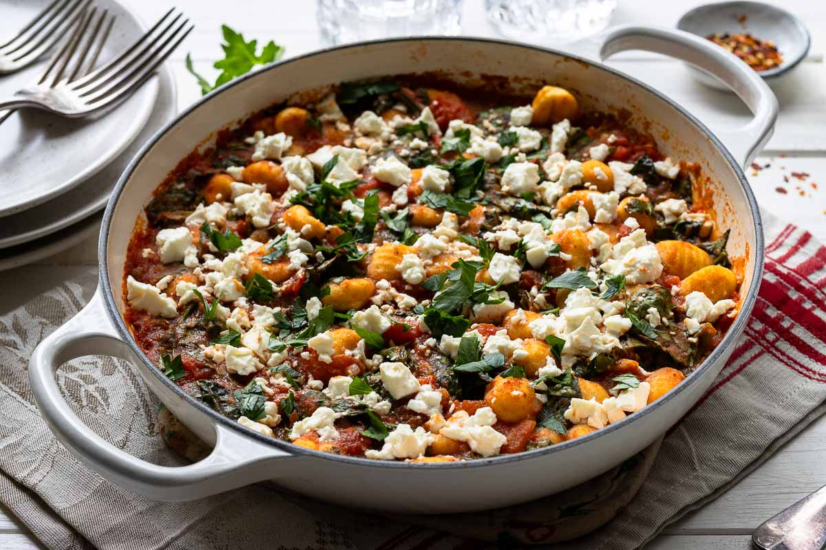 Würzige Gnocchi-Pfanne Rezept mit Harissa, Feta, Spinat und Tomaten