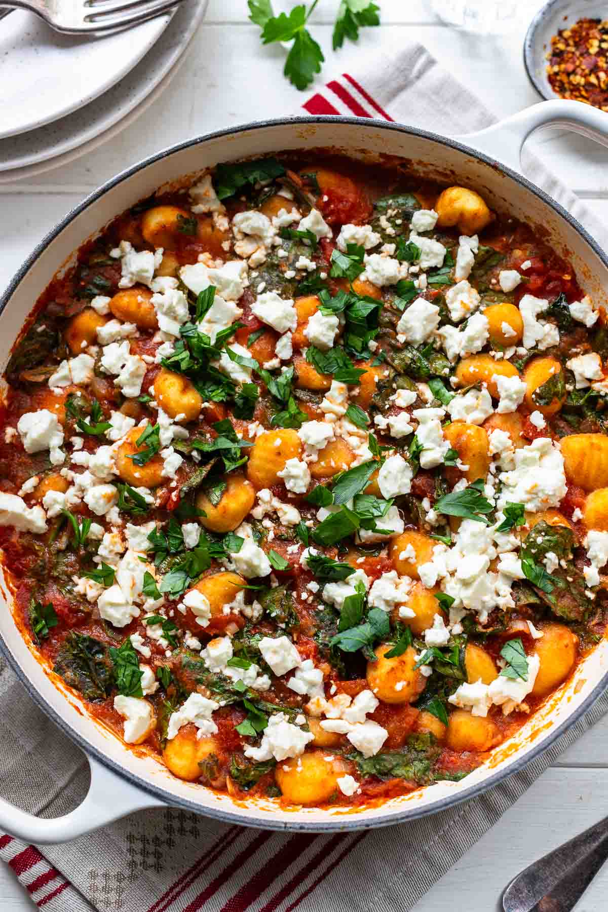 Würzige Gnocchi-Pfanne Rezept mit Harissa, Feta, Spinat und Tomaten