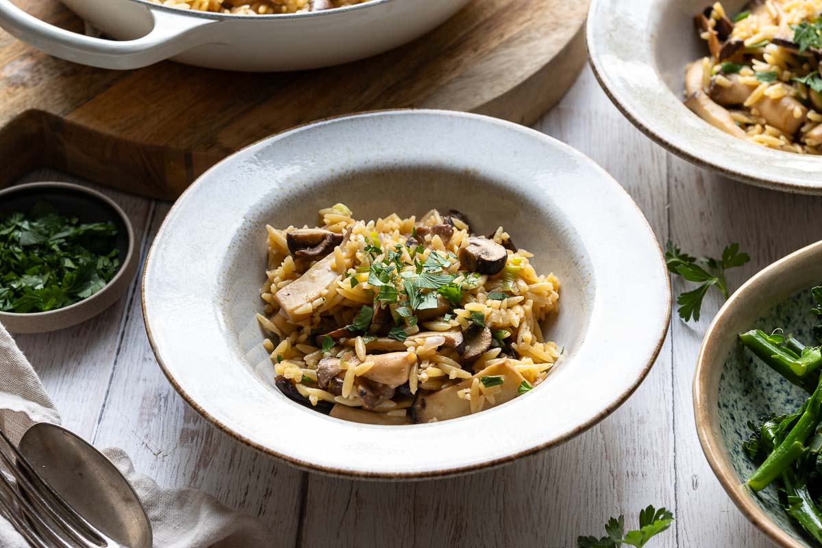 Orzo-Nudel-Pfanne mit Pilzen (One-Pot Rezept)