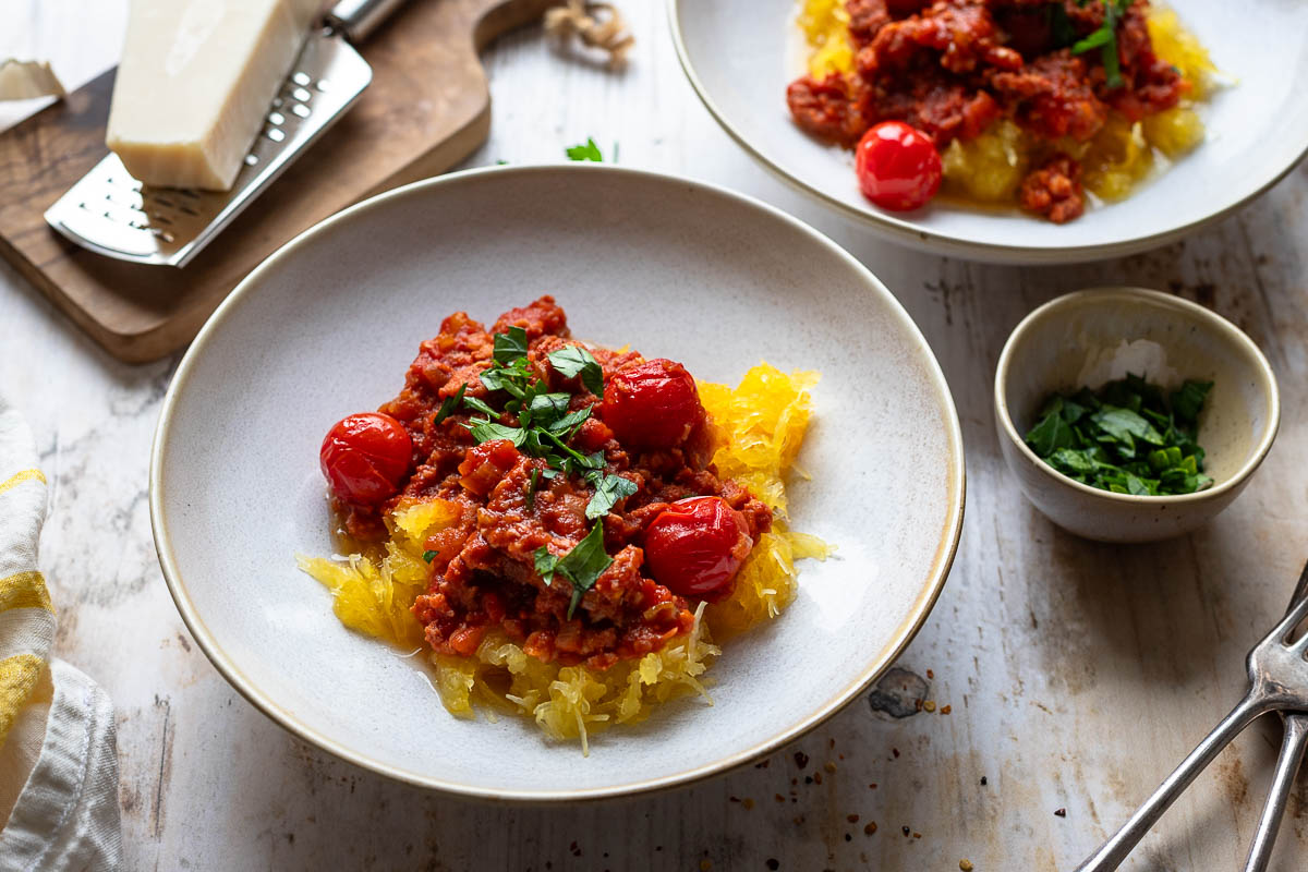 Spaghettikürbis Rezept mit Tomaten Salsiccia Ragu Sauce
