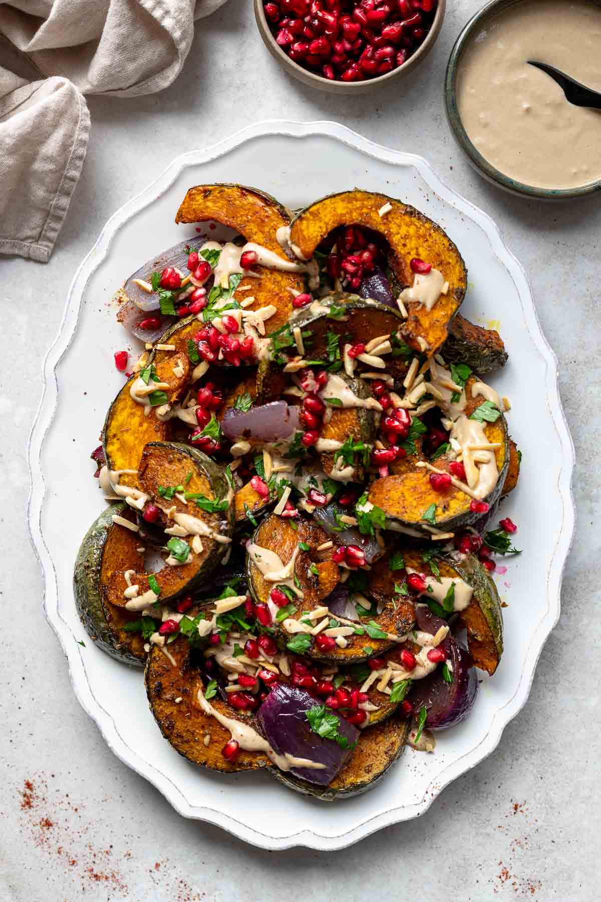 Kürbis aus dem Ofen mit Zatar und Tahini