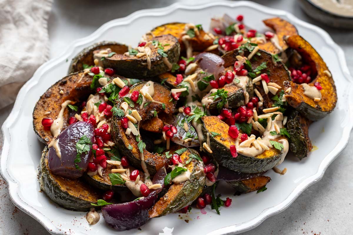 Kürbis aus dem Ofen mit Zatar und Tahini