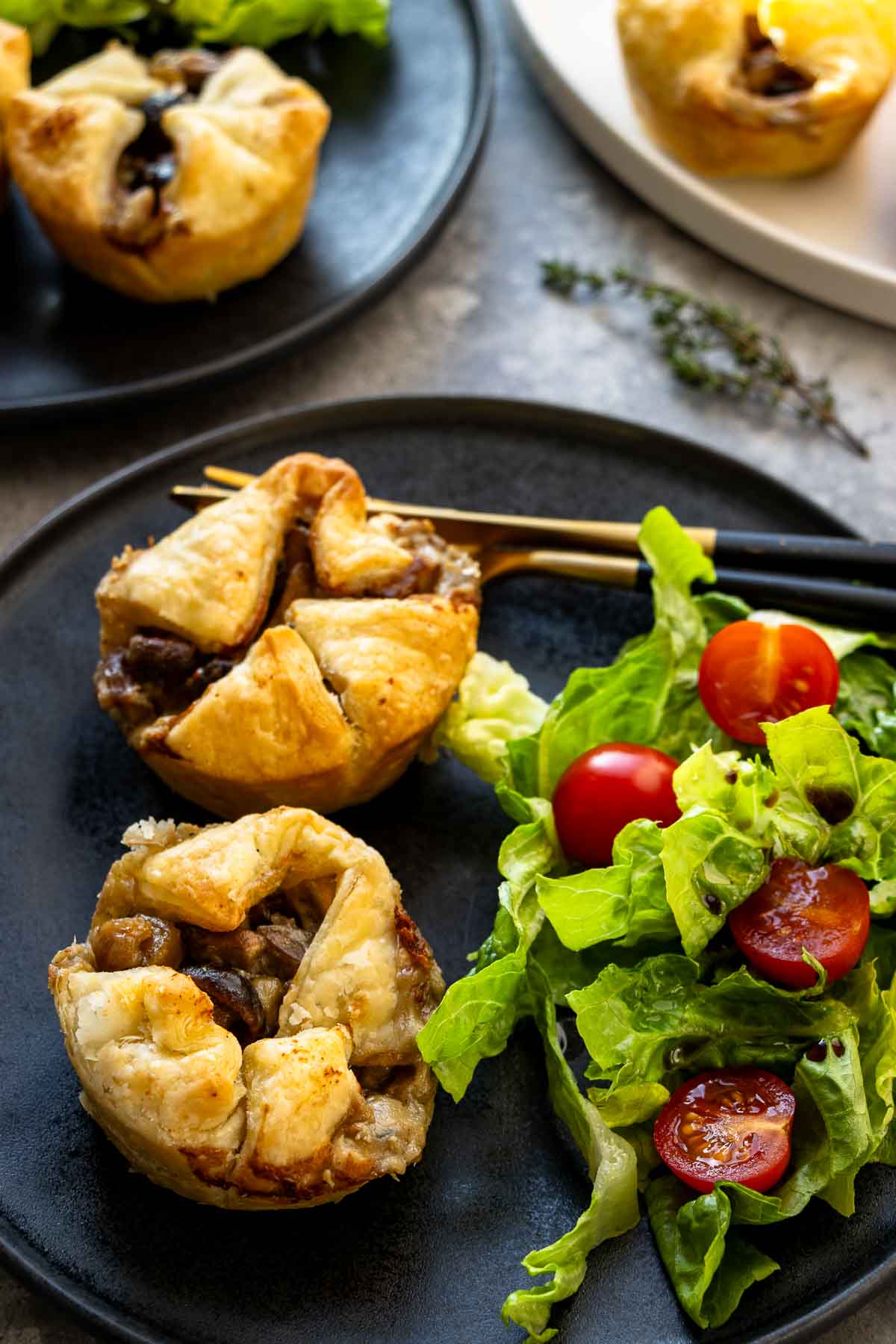 Pilz-Tartelettes mit Maronen und Roquefort serviert mit Salat