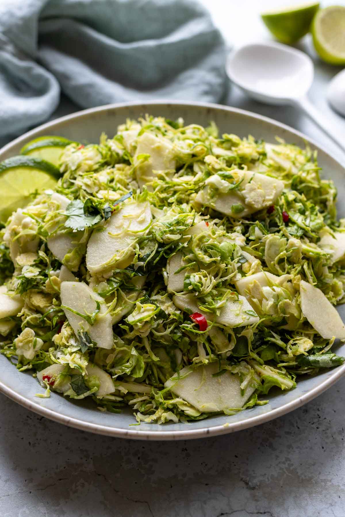 roher Rosenkohlsalat nach Thai-Art