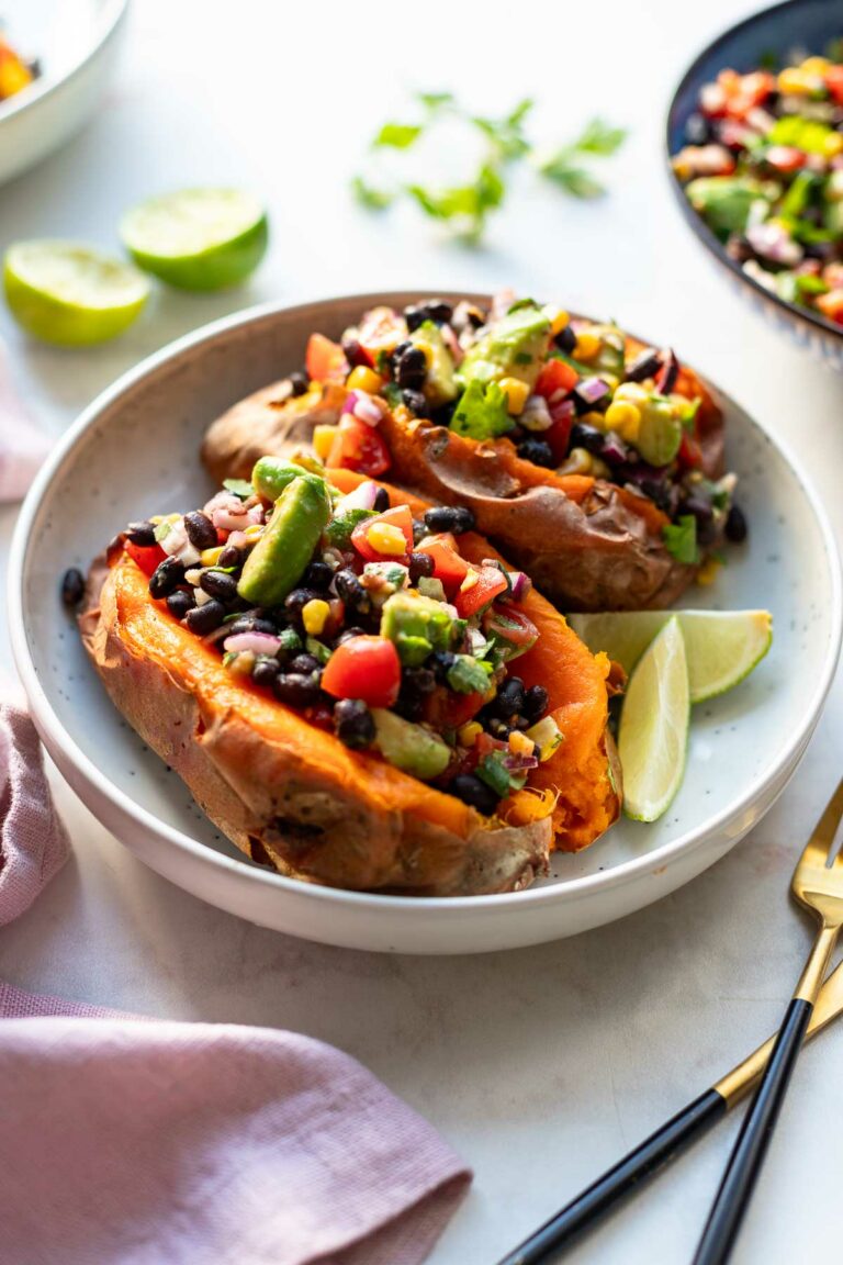 Mexikanische gefüllte Süßkartoffeln Rezept mit Schwarze Bohnen Salsa (vegan)