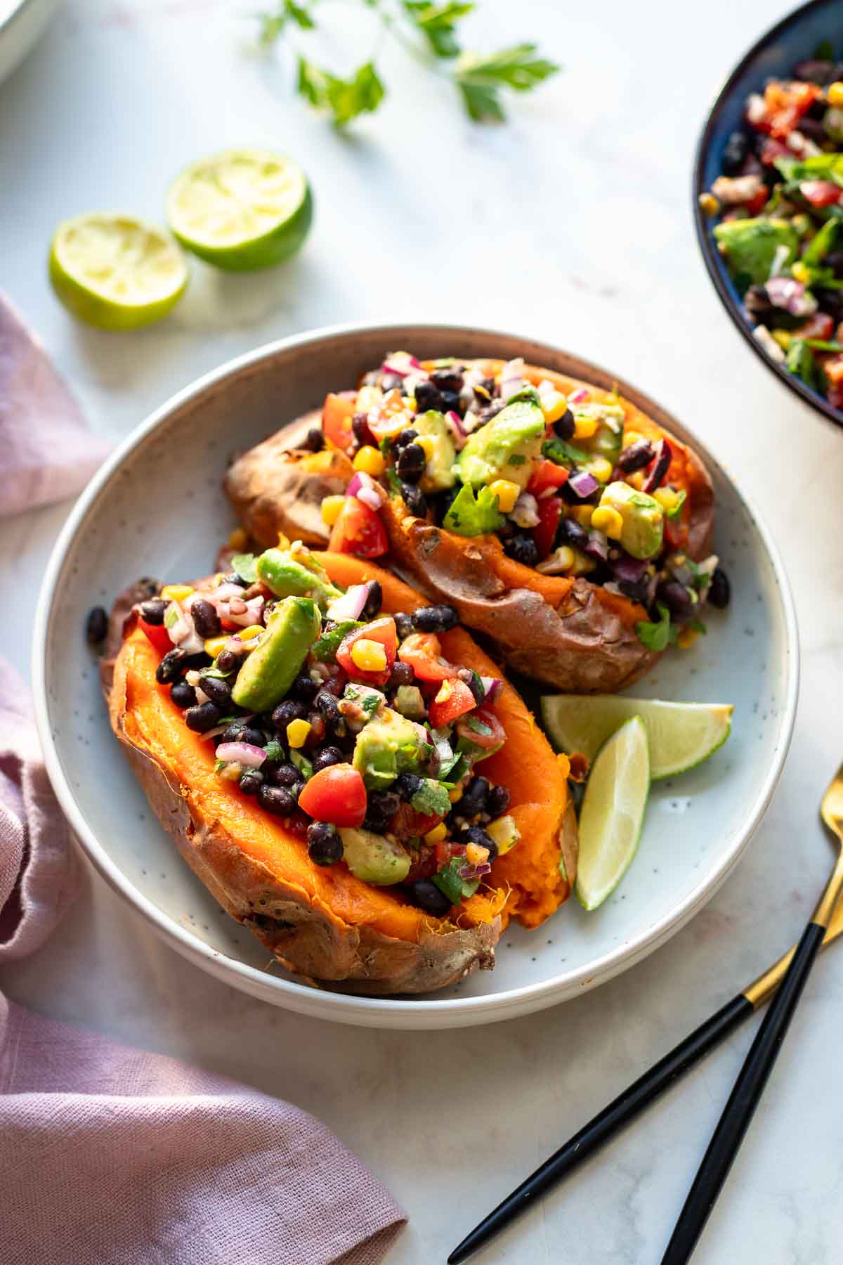 Mexikanische gefüllte Süßkartoffeln Rezept mit Schwarze Bohnen Salsa (vegan)