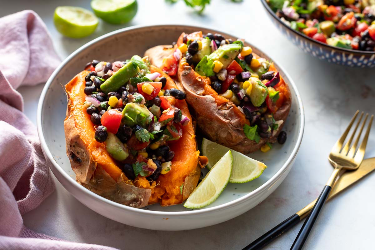 Mexikanische gefüllte Süßkartoffeln Rezept mit Schwarze Bohnen Salsa (vegan)
