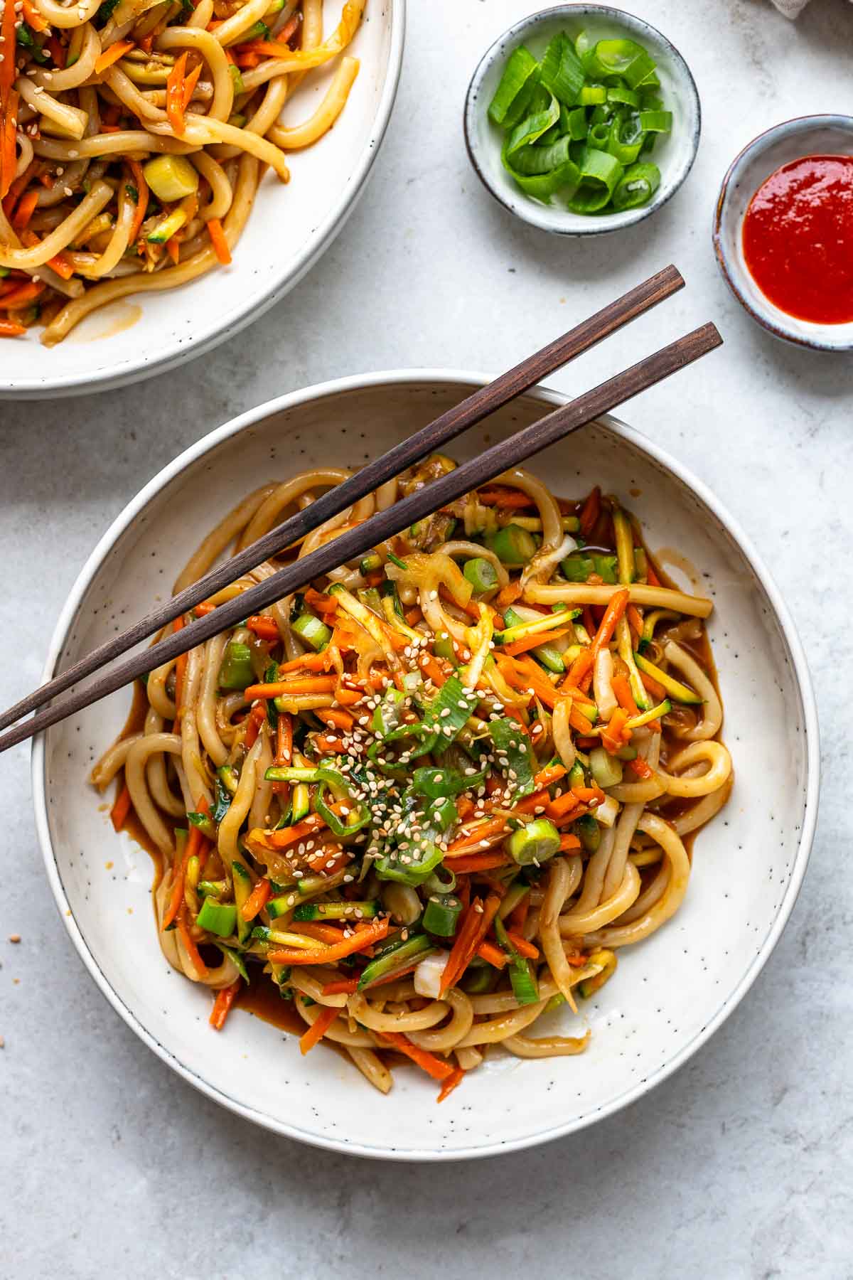 Udon Nudeln mit Hoisin-Sauce und Gemüse