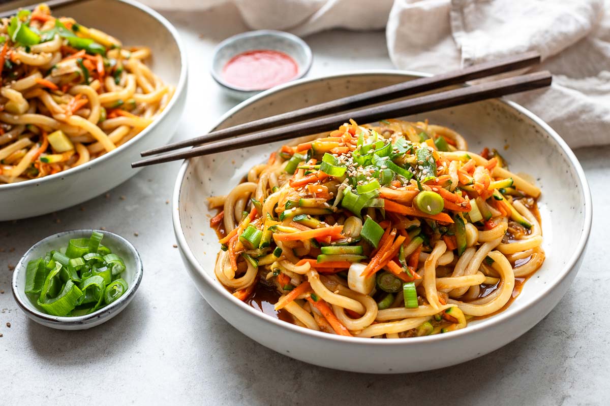 Udon Noodles Rezept mit Hoisin-Sauce und Gemüse