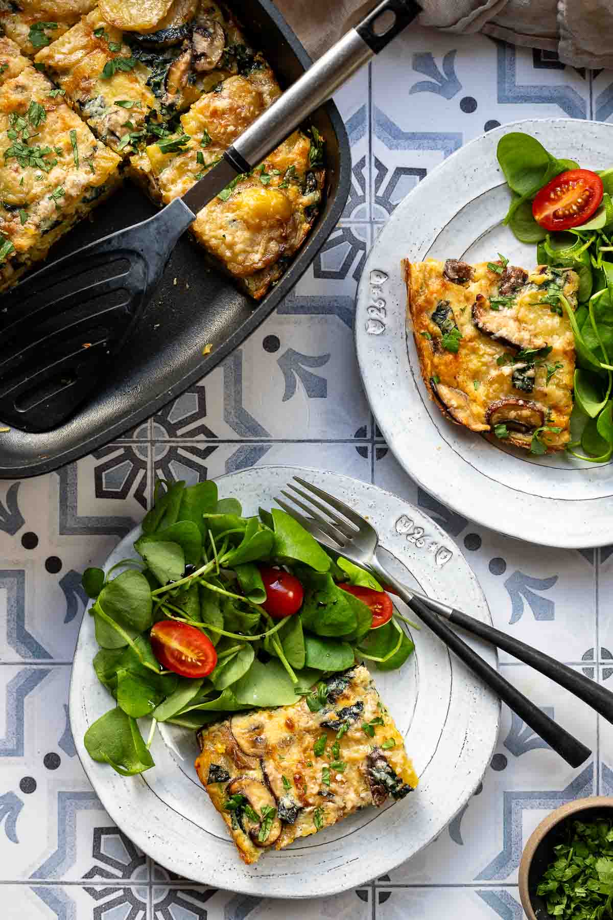 Pilz-Kartoffel-Tortilla mit Salat Serviert