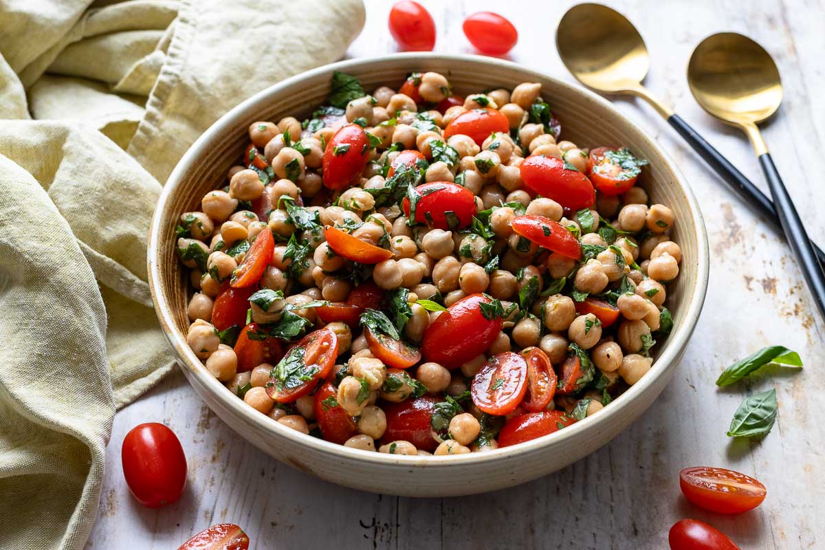 Kichererbsensalat mit Tomaten, frischer Kräuter und Ingwer-Vinaigrette