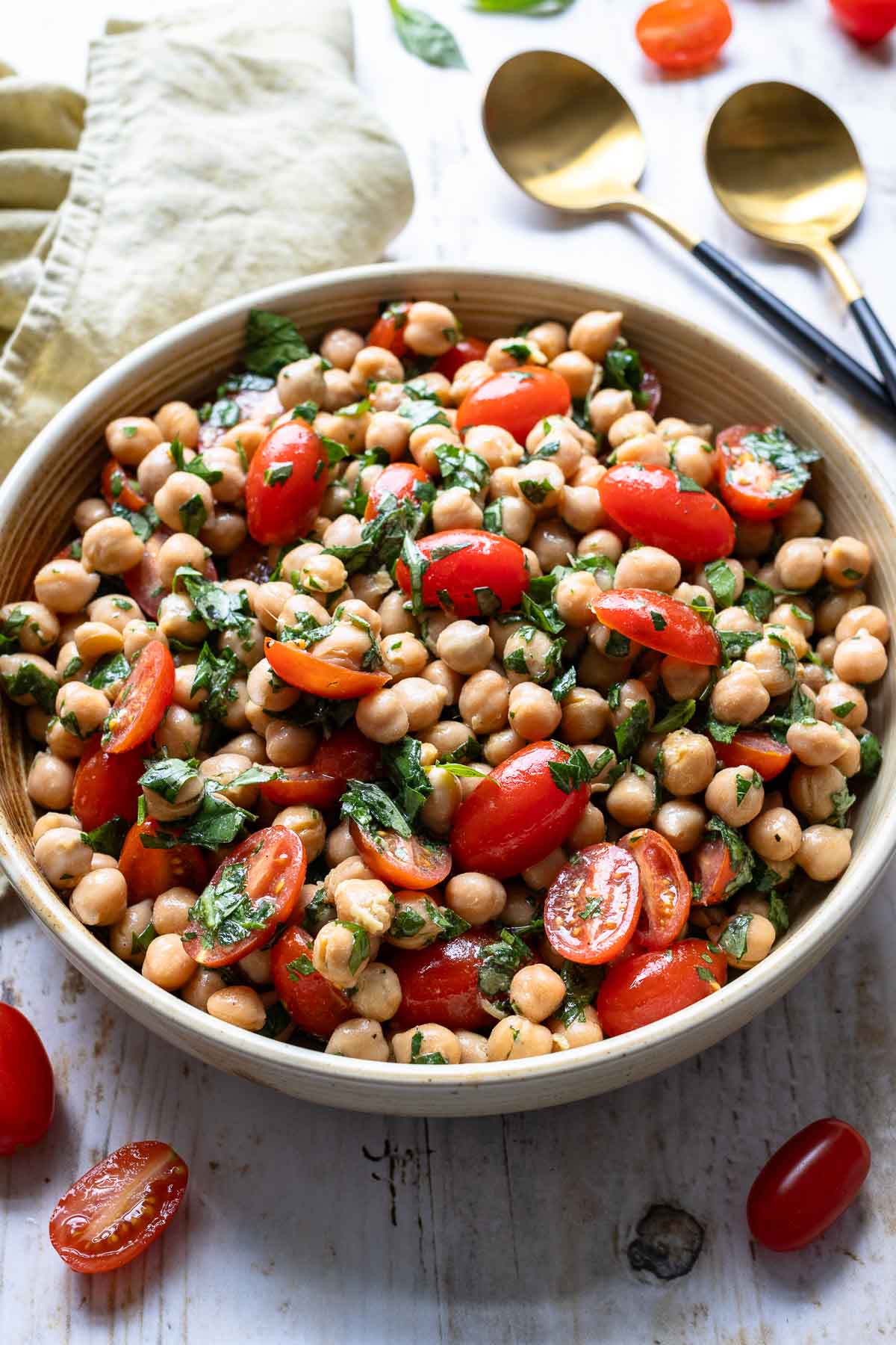 Kichererbsensalat mit Tomaten, frischer Kräuter und Ingwer-Vinaigrette