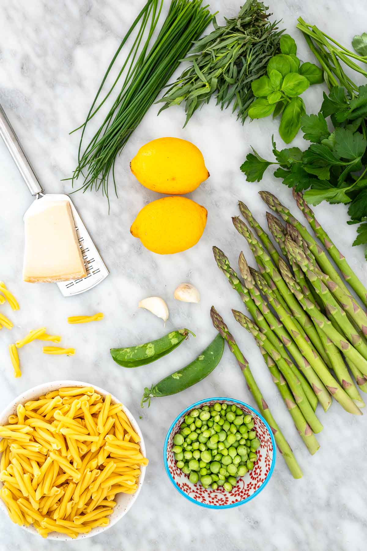 Zutaten für Pasta mit Zitrone, Spargel, Erbsen und Kräuter, Zitronenpasta