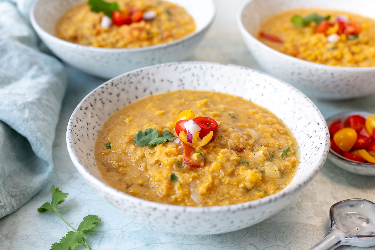 Rotes Linsen Dal mit Mango und Tomaten