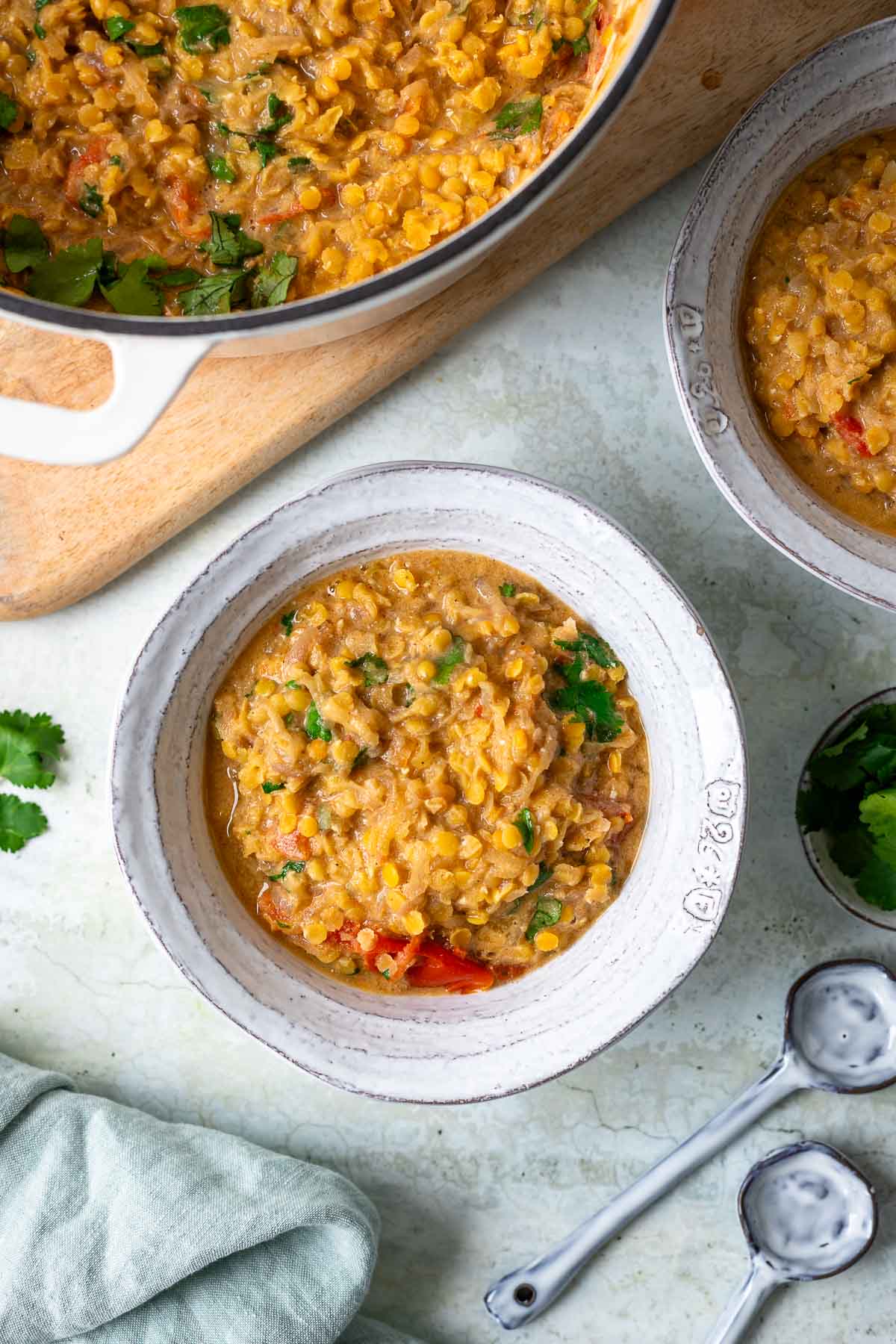 Rotes Linsen Dal mit Mango und Tomaten