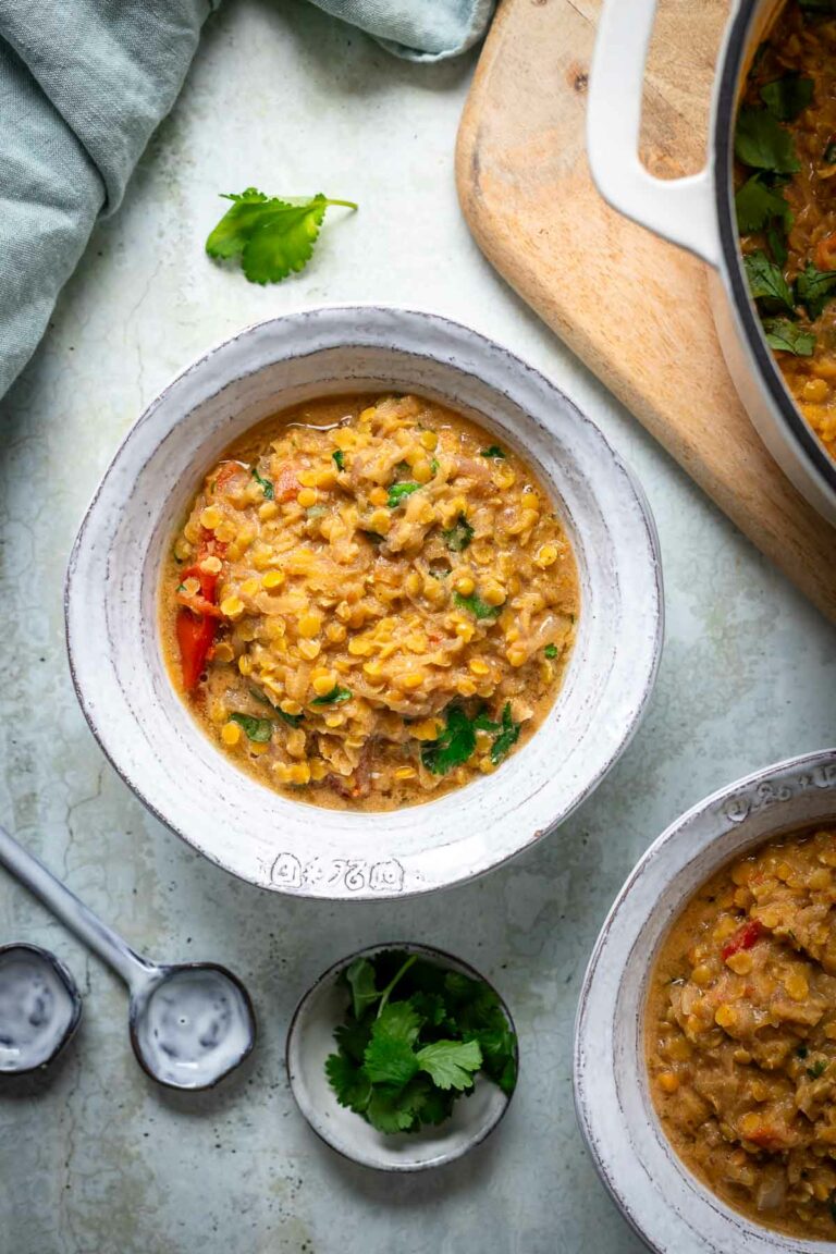 Rotes Linsen Dal mit Mango und Tomaten