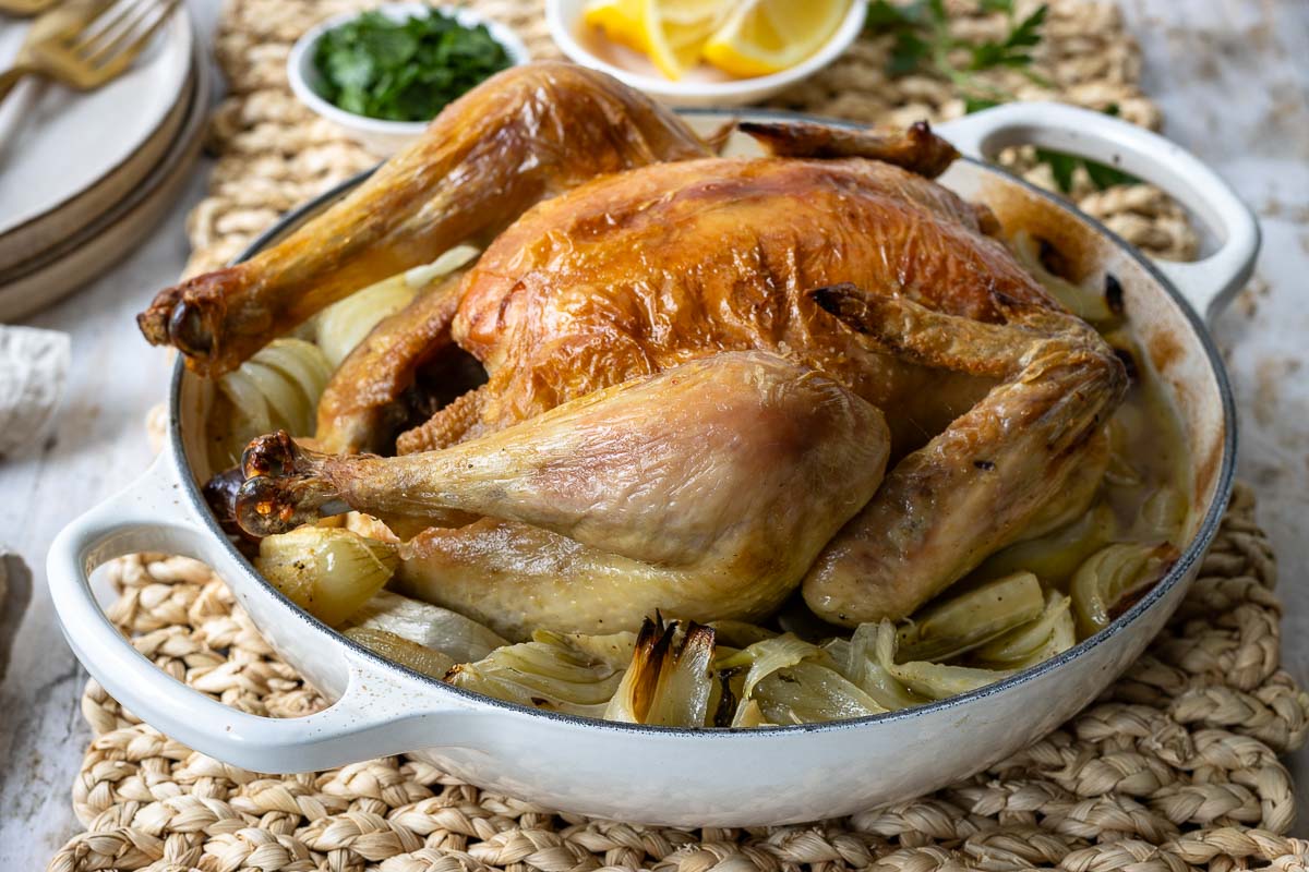 Einfaches Brathähnchen mit Fenchel und Zwiebeln