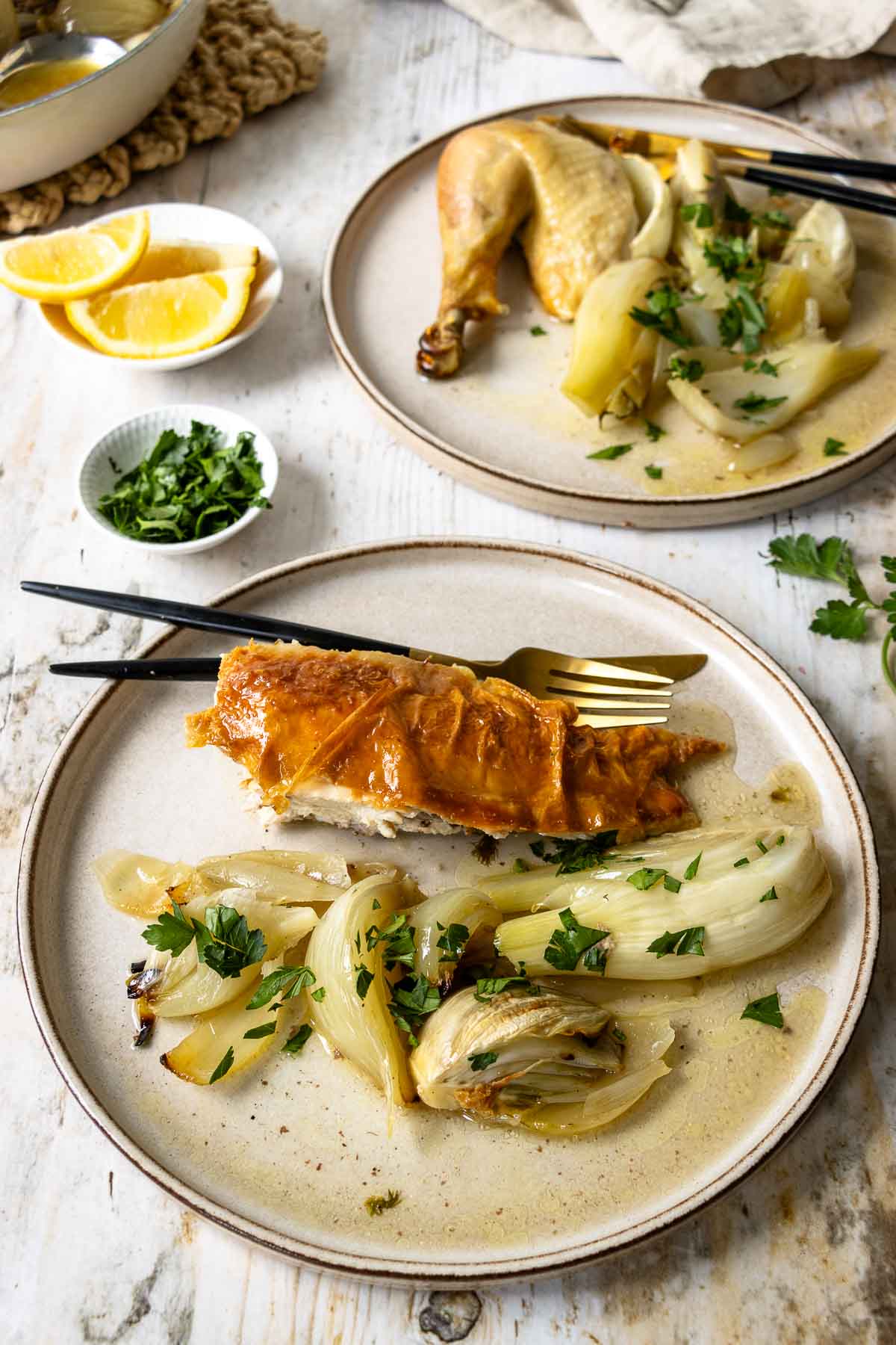Einfaches Brathähnchen mit Fenchel und Zwiebeln auf dem Teller serviert