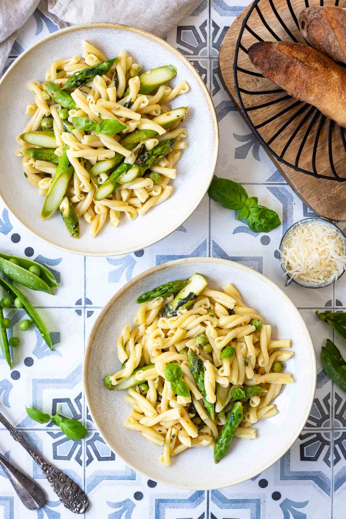 Zitronen-Pasta Rezept mit Spargel, Erbsen und Kräutern, Zitronenpasta