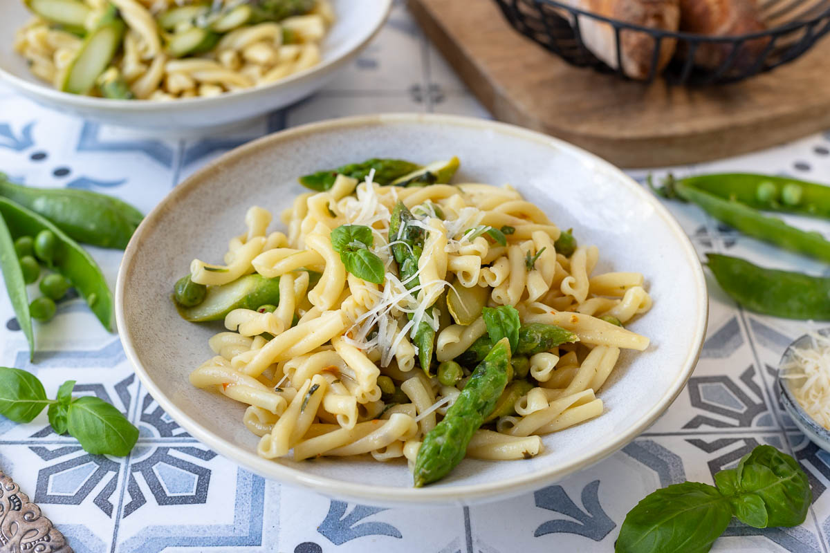 Zitronenpasta Rezept mit Spargel, Erbsen und Kräutern