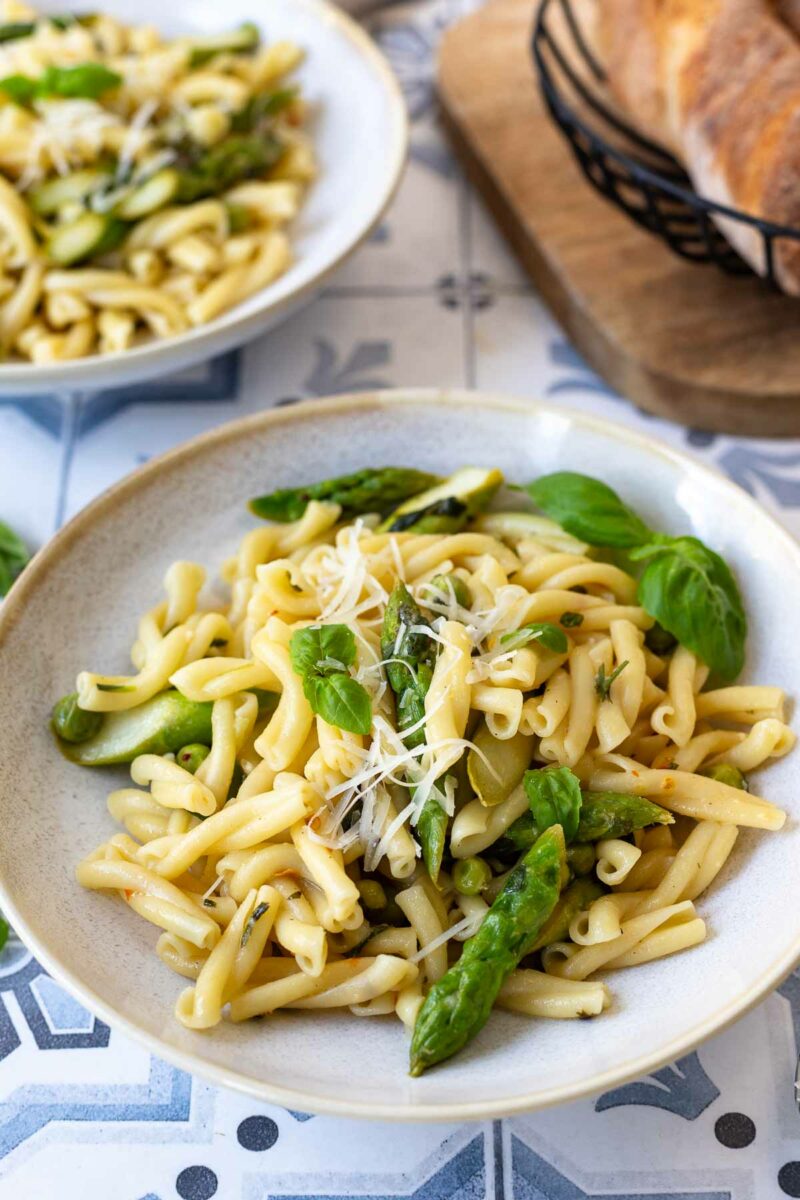 Pasta mit Spargel, Erbsen und Kräutern