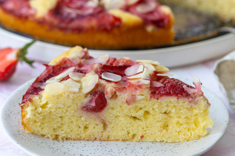 Stück Erdbeerkuchen auf Teller (Close-Up)
