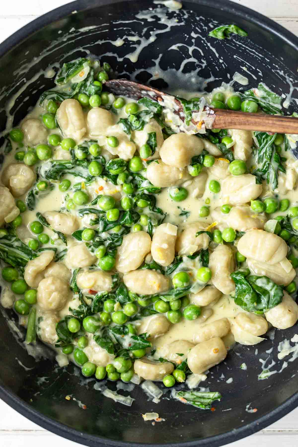 Cremige Gnocchi Rezept mit Erbsen und Spinat
