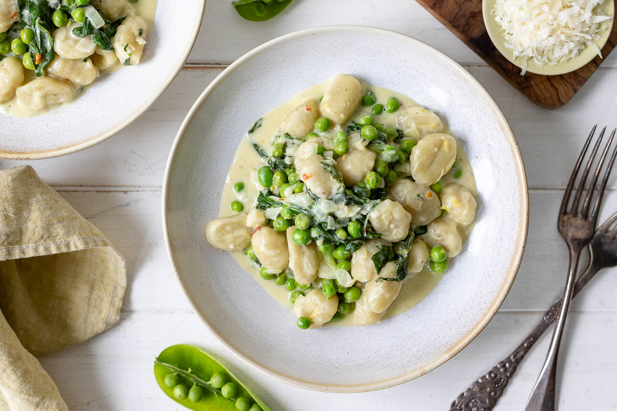 Cremige Gnocchi Rezept mit Erbsen und Spinat