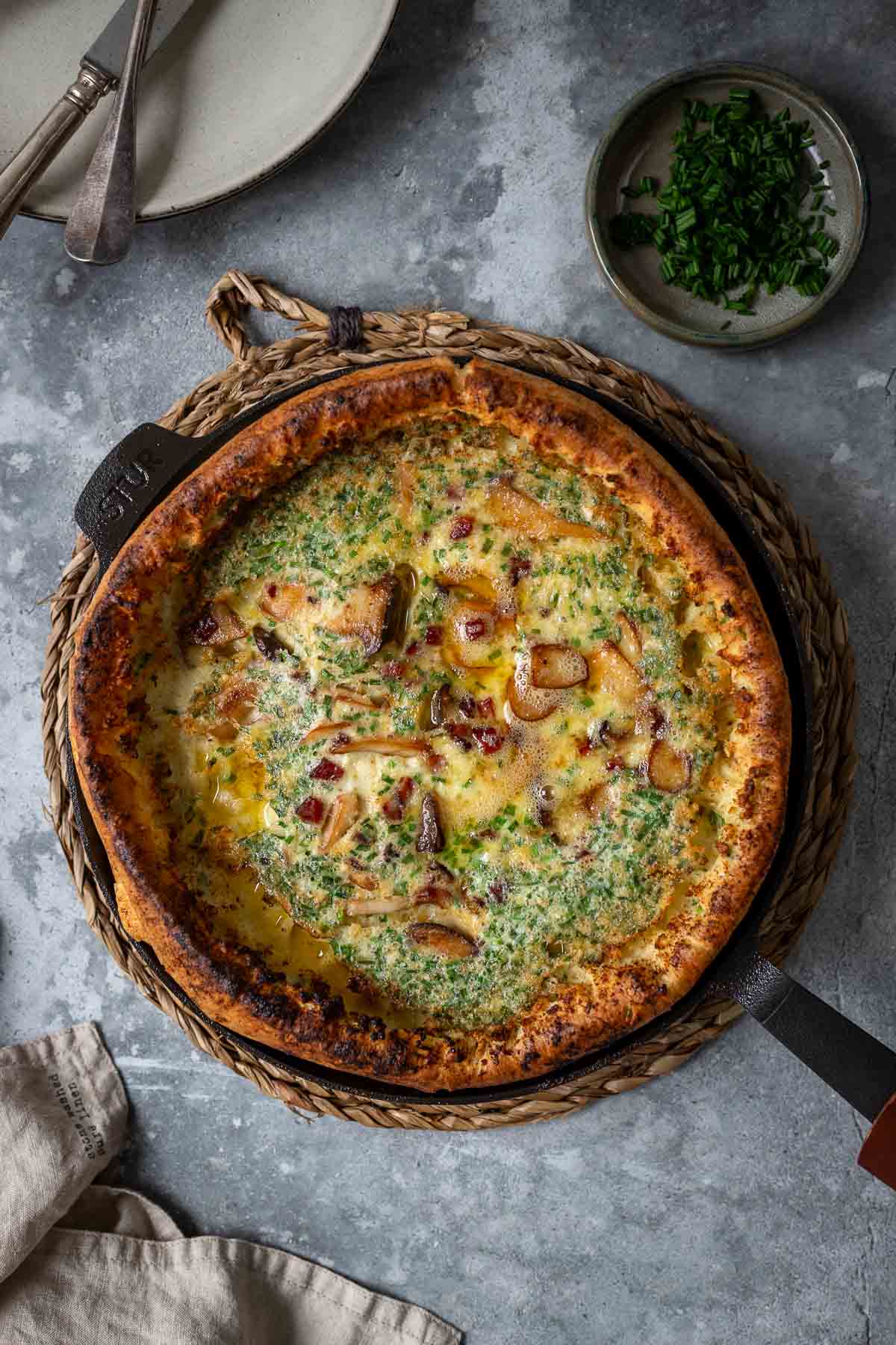 Herzhafte Ofenpfannkuchen mit Speck, Roquerfort, Kräuterseitlinge