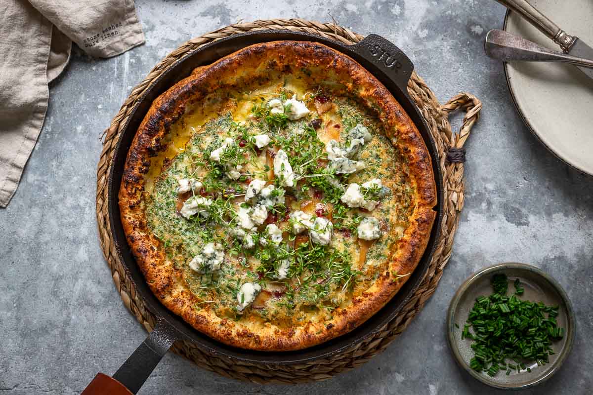 Dutch Baby in Stur Eisenpfanne mit Speck, Roquerfort, Kräuterseitlinge