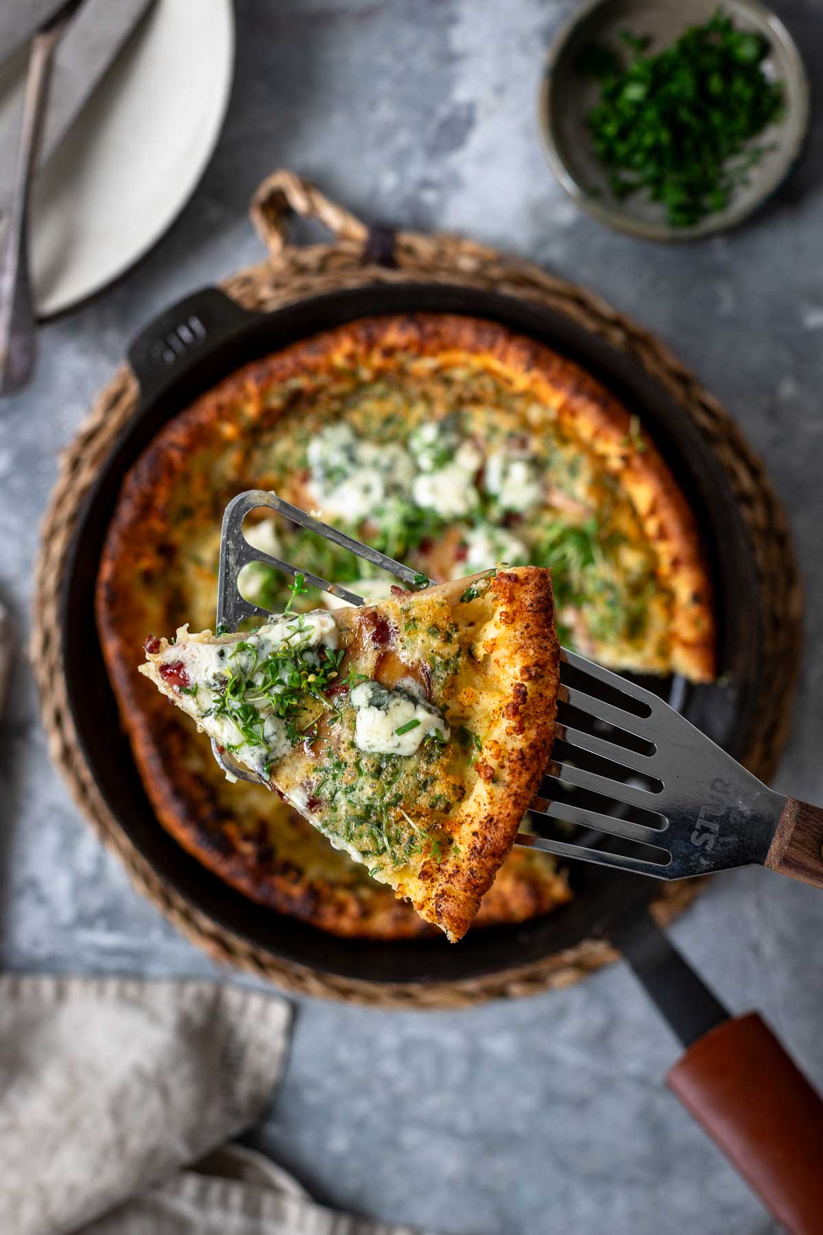 Herzhafte Ofenpfannkuchen mit Speck, Roquerfort, Kräuterseitlinge