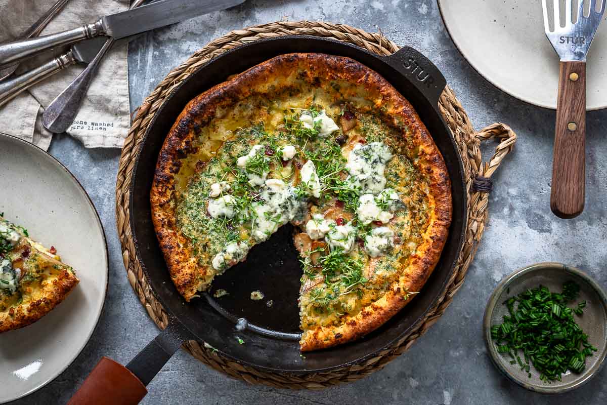 Dutch Baby mit Speck, Roquerfort, Kräuterseitlinge