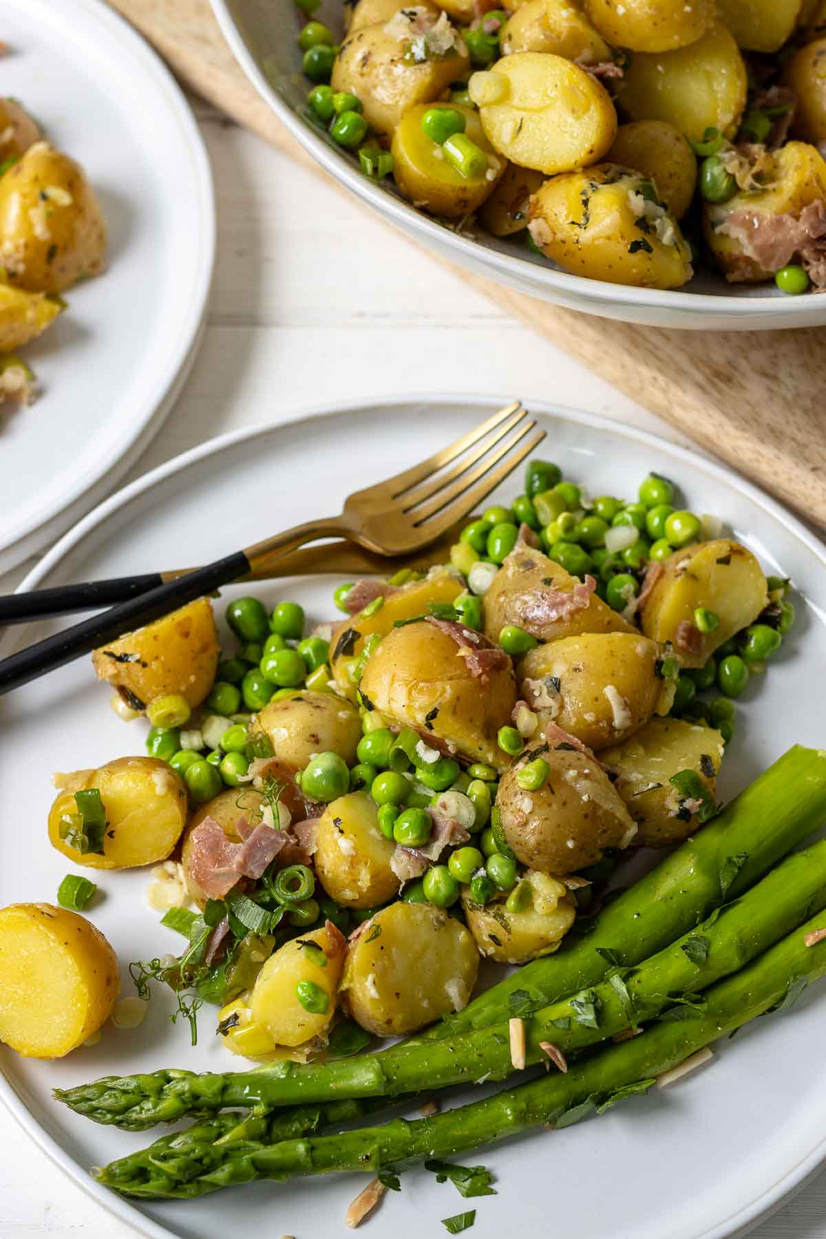 Kartoffelsalat mit Erbsen, Parmaschinken und Minze Rezept serviert mit Spargel