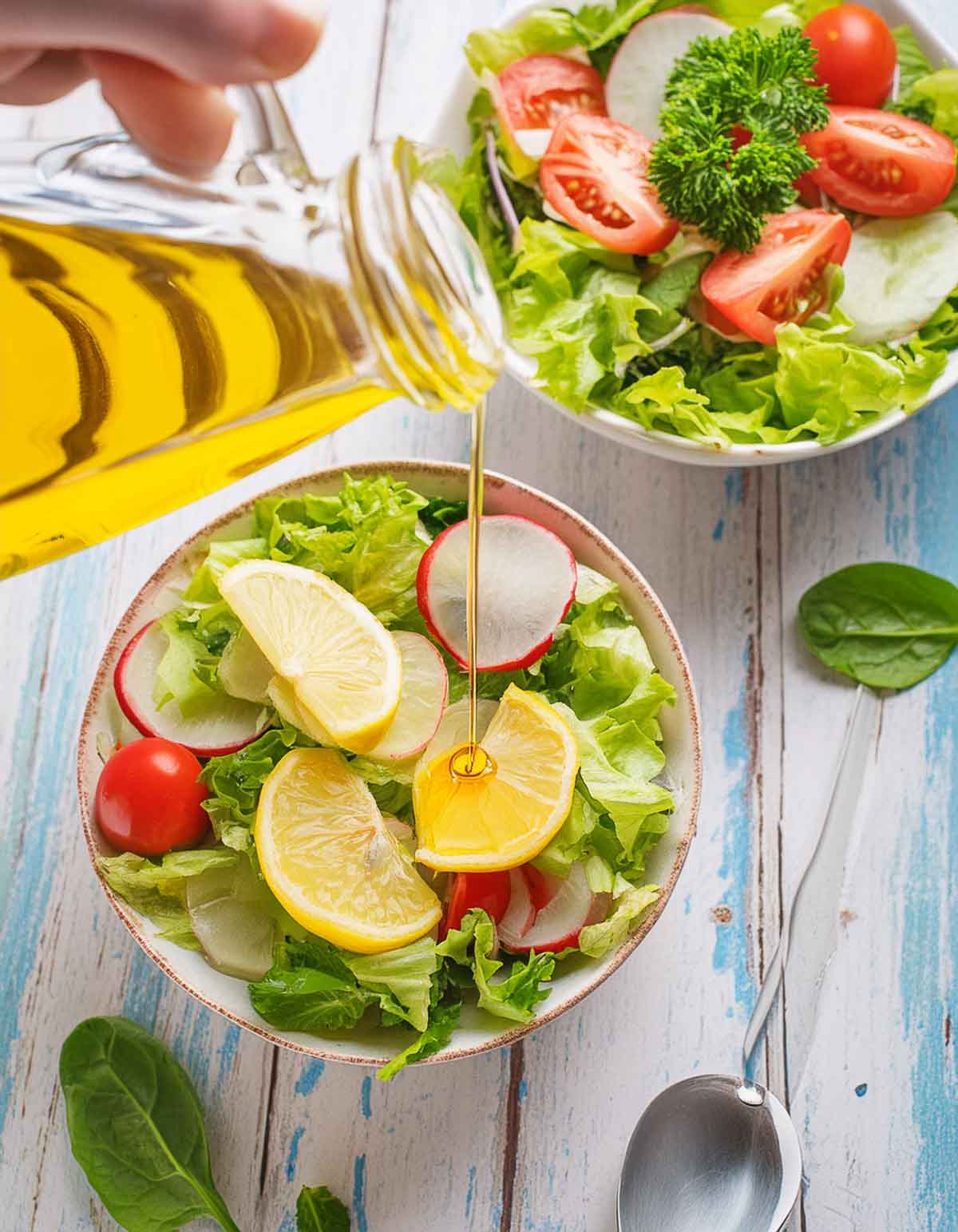Kochen mit CBT Öl serviert mit Salat
