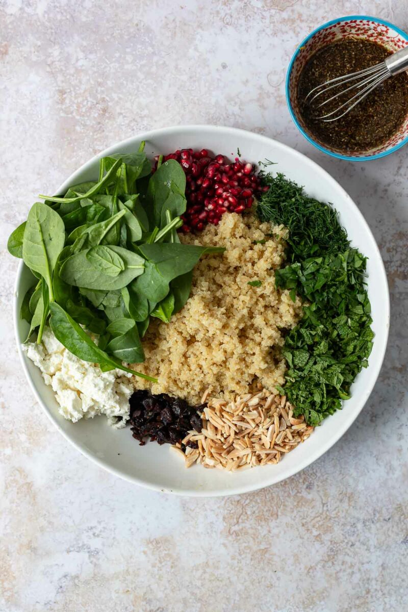 Quinoa Salat Zutaten in Schüssel