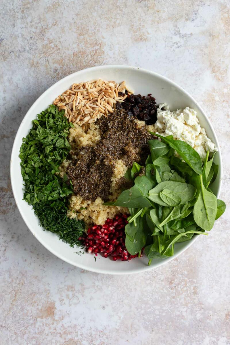 Quinoa Salat Zutaten in Schüssel