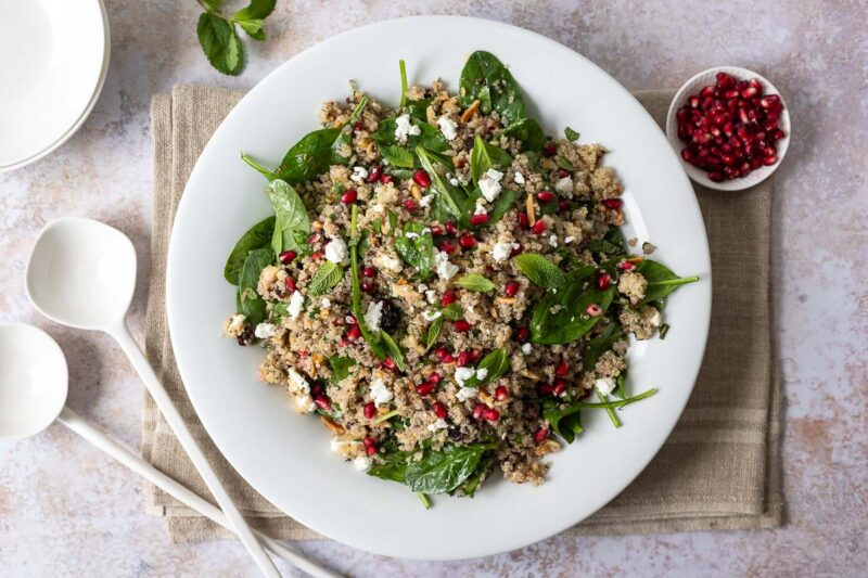 Quinoa Salat mit Feta, Spinat, Cranberries und Kräutern
