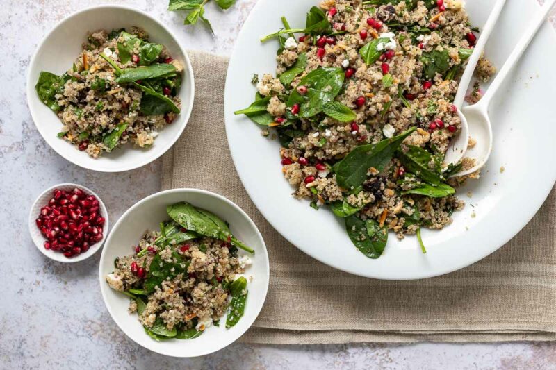 Quinoa Salat mit Feta, Spinat, Cranberries und Kräutern