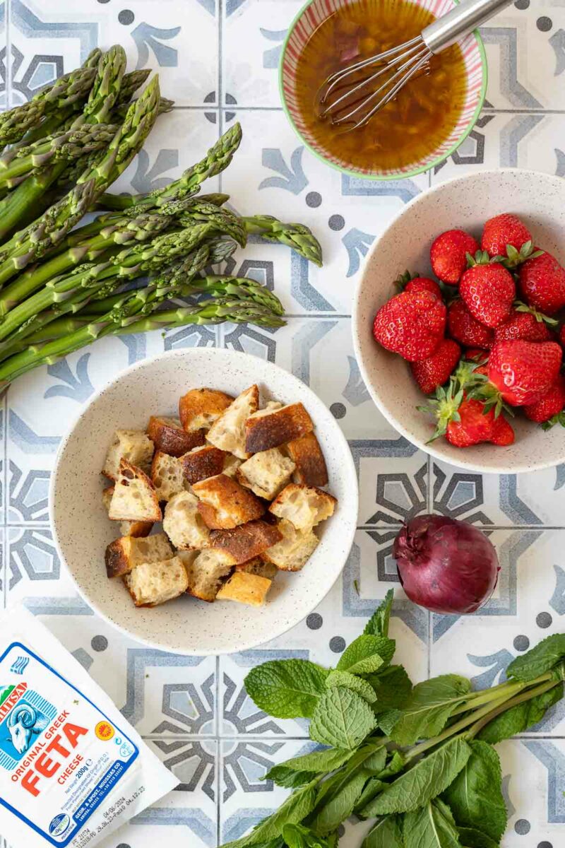 Spargelsalat mit Erdbeeren und Croutons Zutatetn