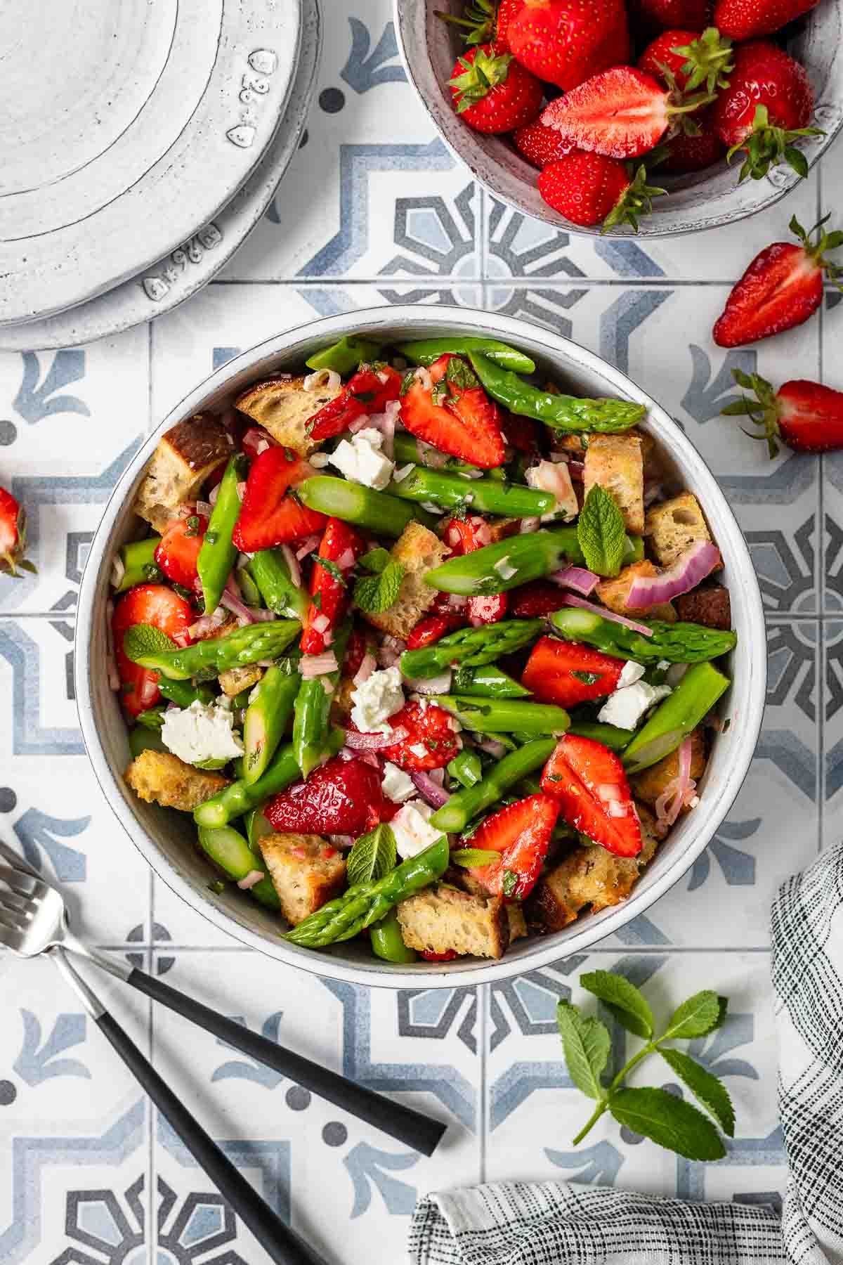Spargelsalat mit Erdbeeren und Croutons